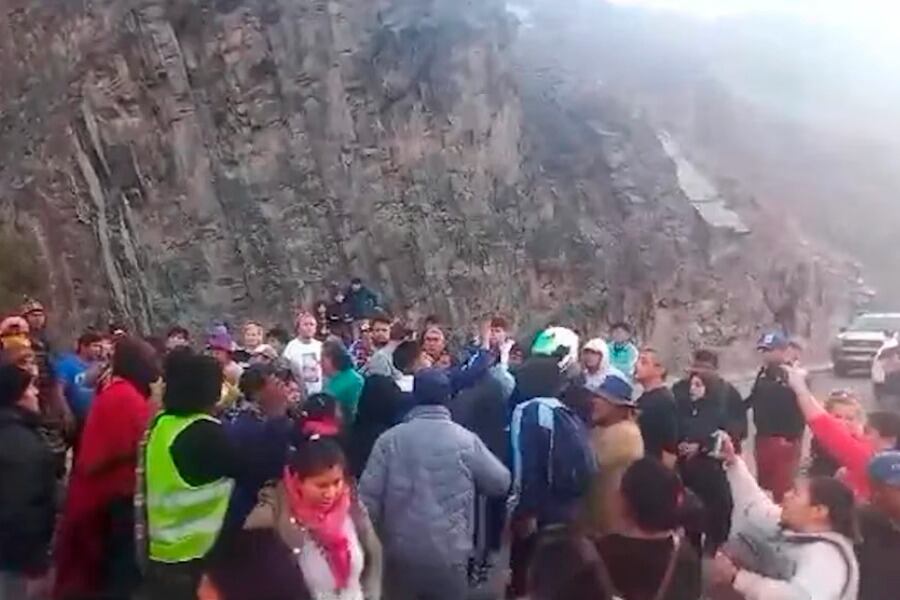 El momento de tensión en el cruce de las rutas 9 y 52 en Purmamarca.