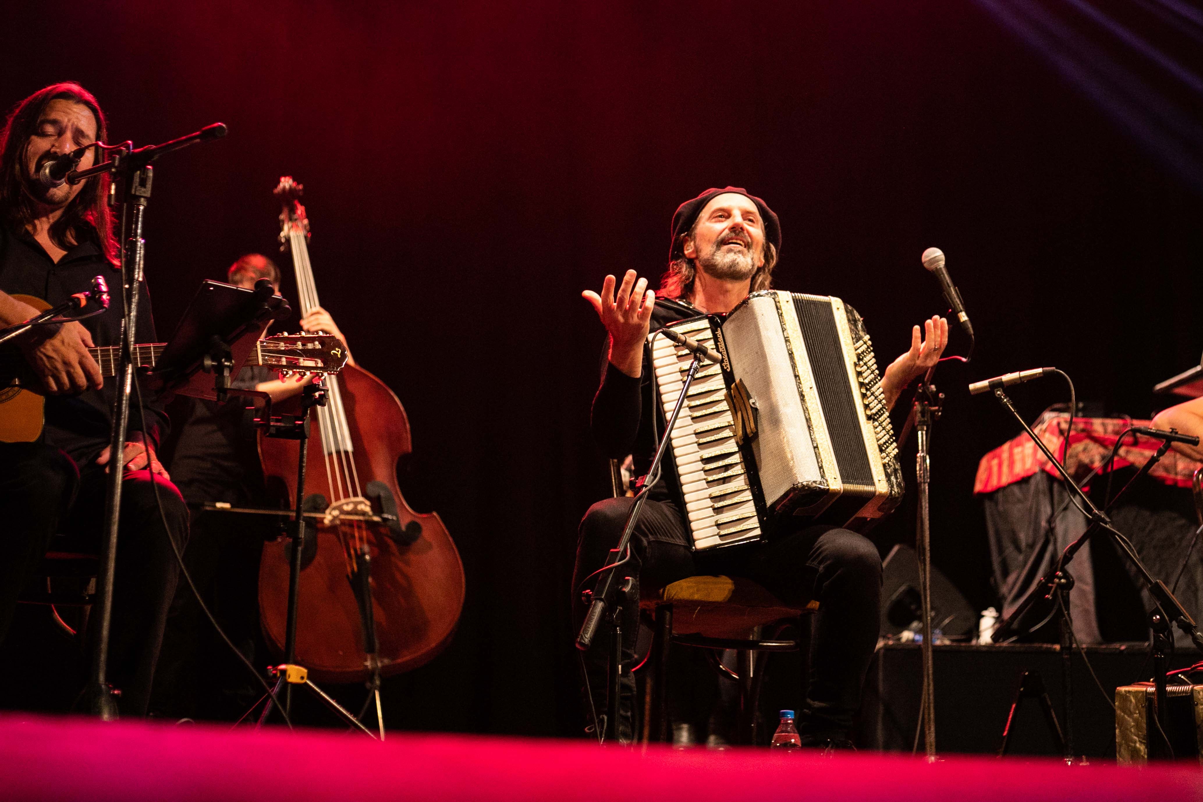Spasiuk y sus músicos provocaron sapukays en San Telmo. 