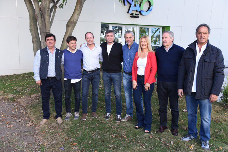 Espinoza, Kicillof, Insaurralde, Kirchner, Ferraresi, Magario, Solá y Scioli en Avellaneda.