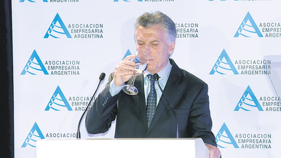 Macri fue recibido con frialdad en AEA.