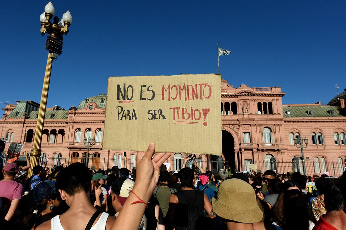 Pancarta del 1F "No es momento para ser tibio". Imagen: Nicolás Parodi.
