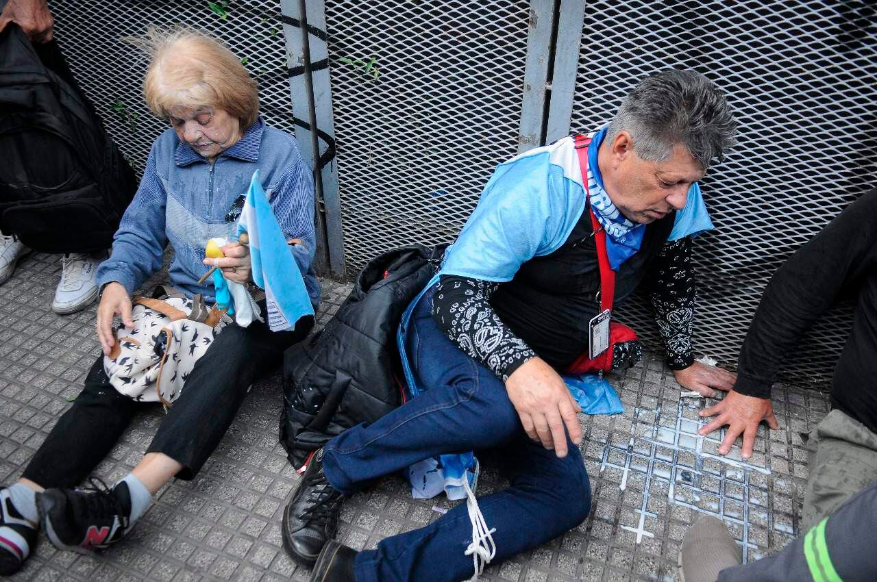 Hubo al menos cinco heridos por el gas pimienta.