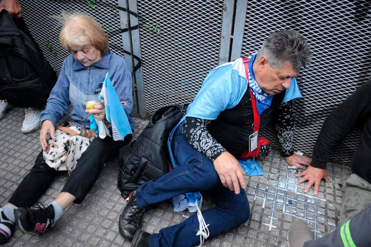 Hubo al menos cinco heridos por el gas pimienta.