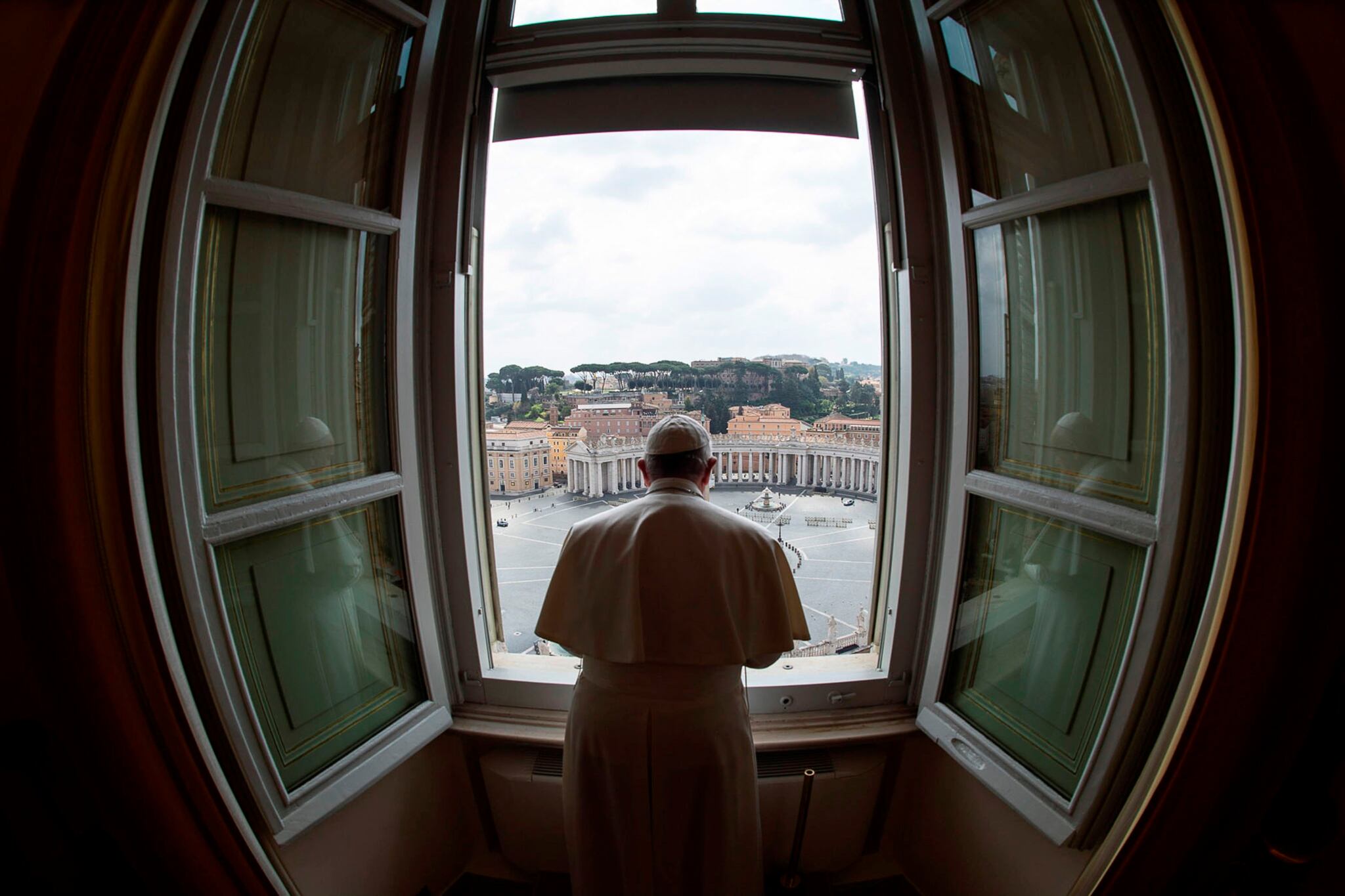 El Papa y la plaza San Pedro vacía. Todo un símbolo de la Semana Santa que empieza hoy.