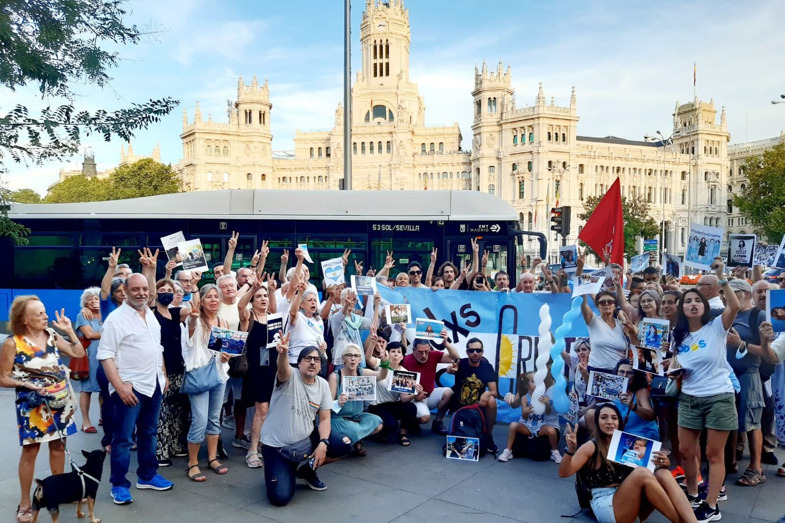 El respaldo a Cristina llegó hasta las plazas de España (Foto: Télam).