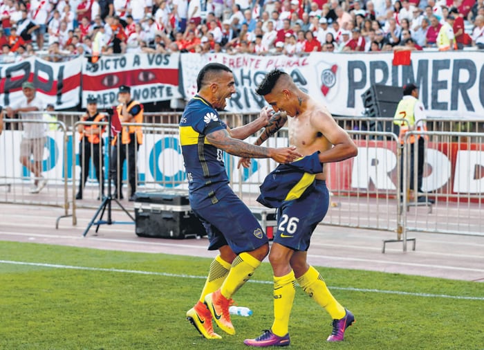 Tevez y Centurión, de festejo en el Monumental. Boca ganó 4-2.