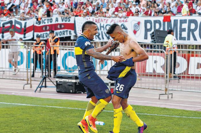 Tevez y Centurión, de festejo en el Monumental. Boca ganó 4-2.