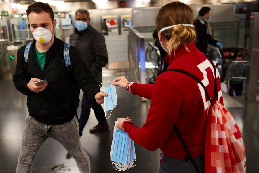 Esta mañana comenzó la entrega de mascarillas en los transportes públicos en España.