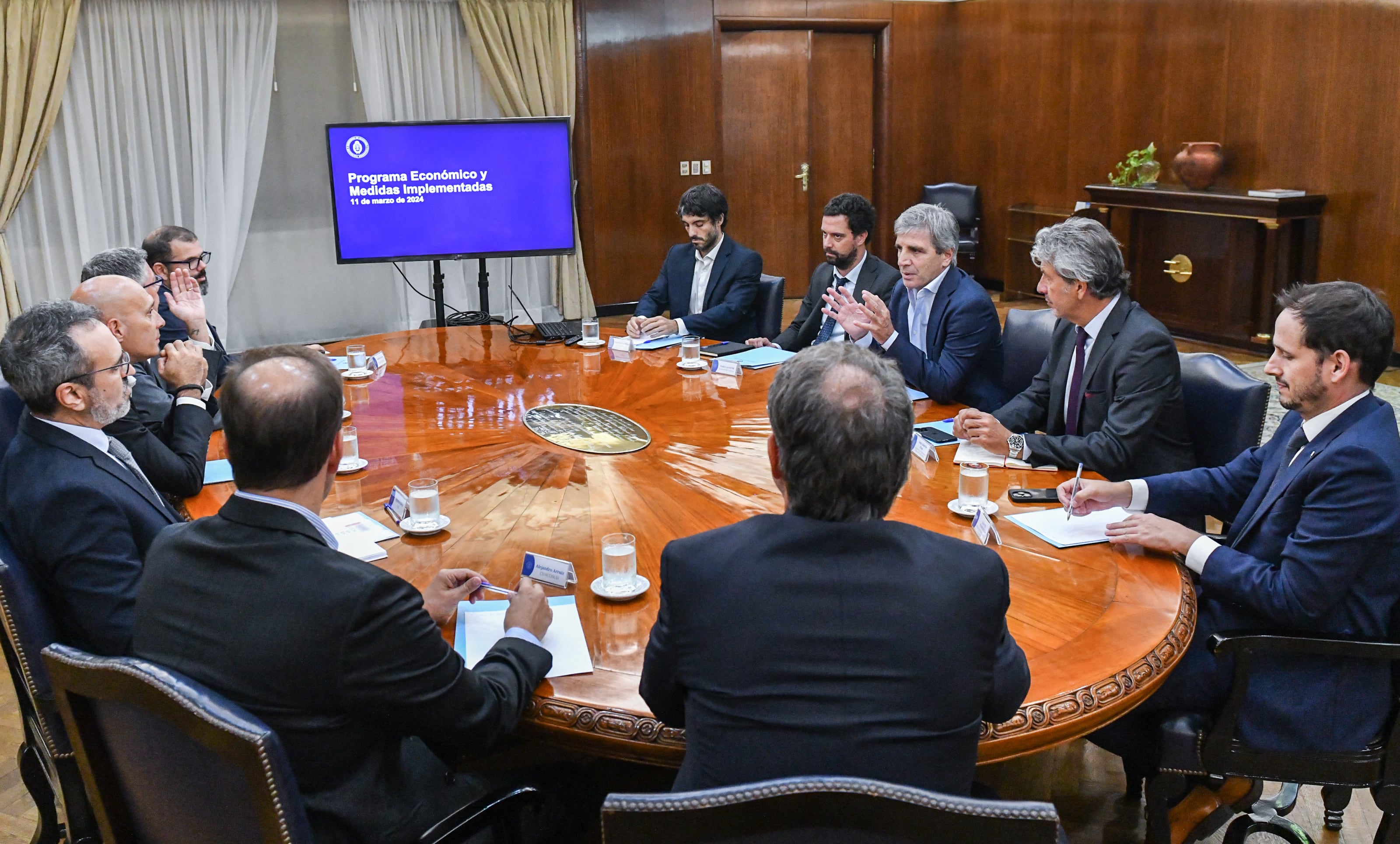 El ministro de Economía, Luis Caputo, recibió a los representantes de los supermercados.  