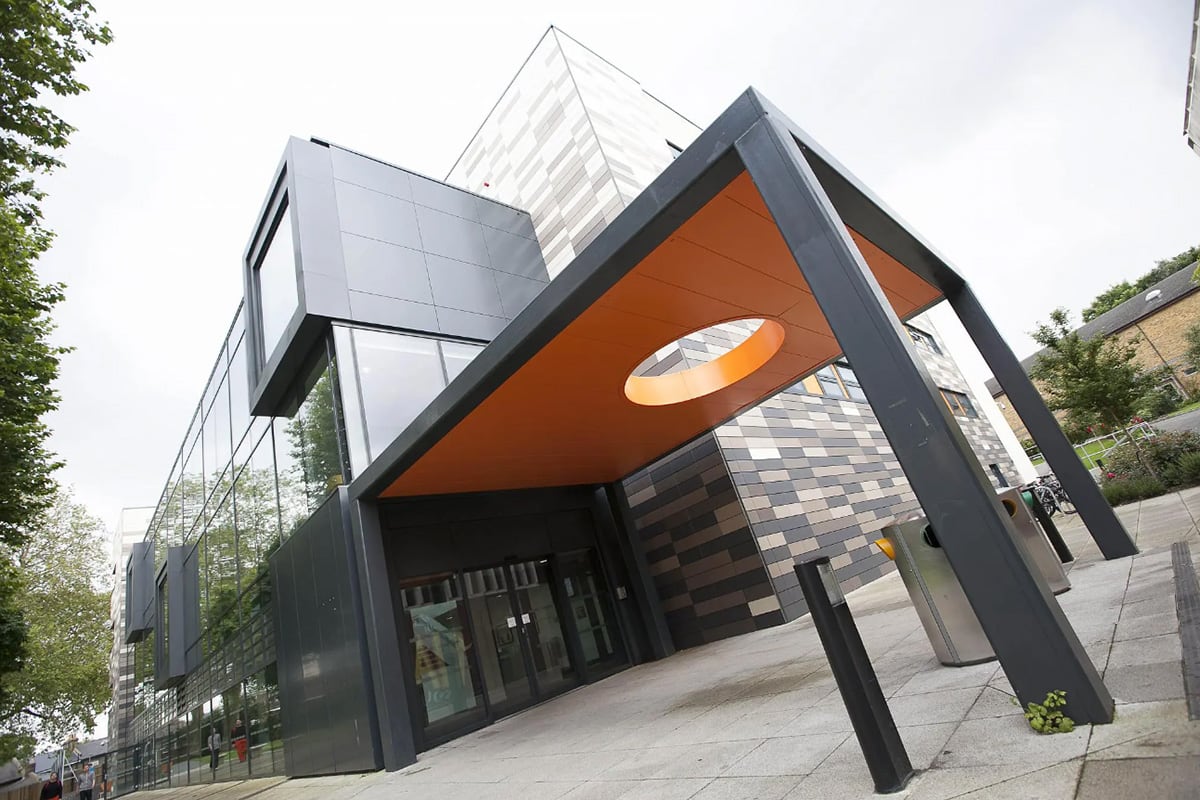 Exterior del Edificio Profesor Stuart Hall