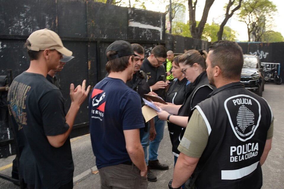 El momento en que detuvieron a Uki Deane por querer entrar con una credencial falsa al Monumental. Imagen: Policía de la Ciudad.