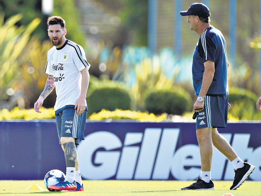 Messi y Bauza en Ezeiza. Lio tendrá la llave para abrir un partido clave ante Chile.
