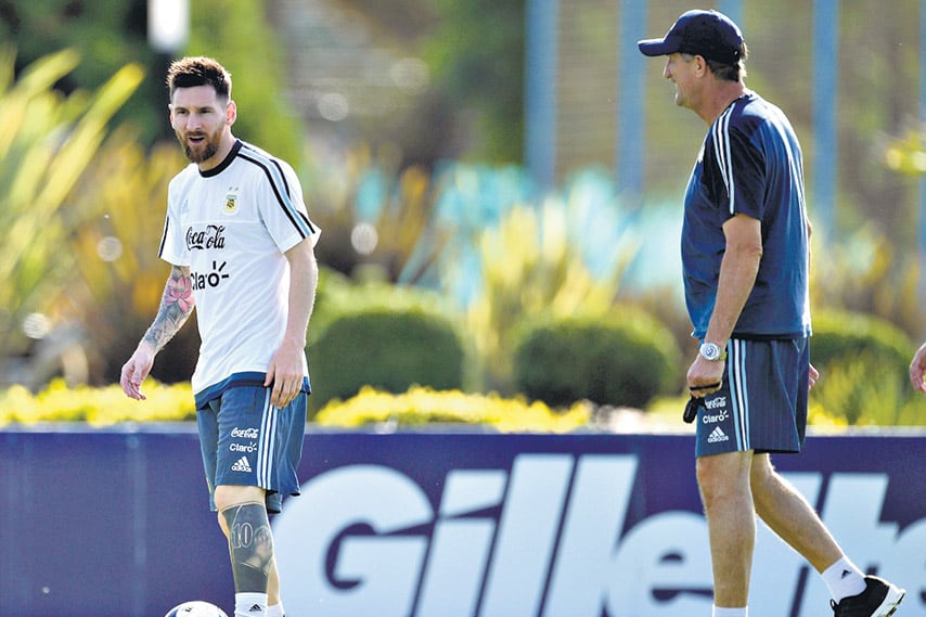 Messi y Bauza en Ezeiza. Lio tendrá la llave para abrir un partido clave ante Chile.