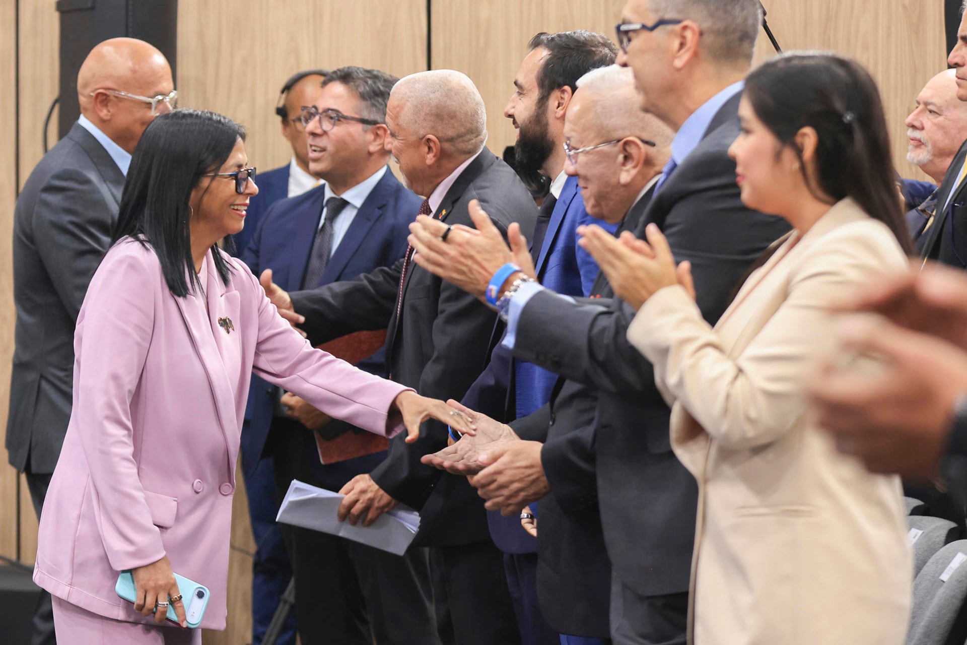 CARACAS (VENEZUELA), 26/01/2026.- Fotografía cedida por el Palacio de Miraflores donde se observa a la presidenta encargada de Venezuela, Delcy Rodriguez, saludando durante un evento de gobierno este lunes, en Caracas (Venezuela). Rodríguez se reunió con representantes de empresas petroleras, entre ellas la española Repsol, la estadounidense Chevron y la británica Shell