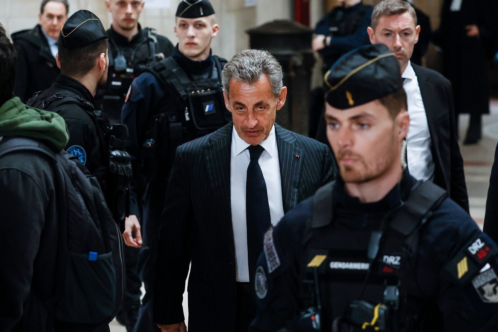 Sarkozy llega al Palacio de Justicia de Paris para escuchar su sentencia.