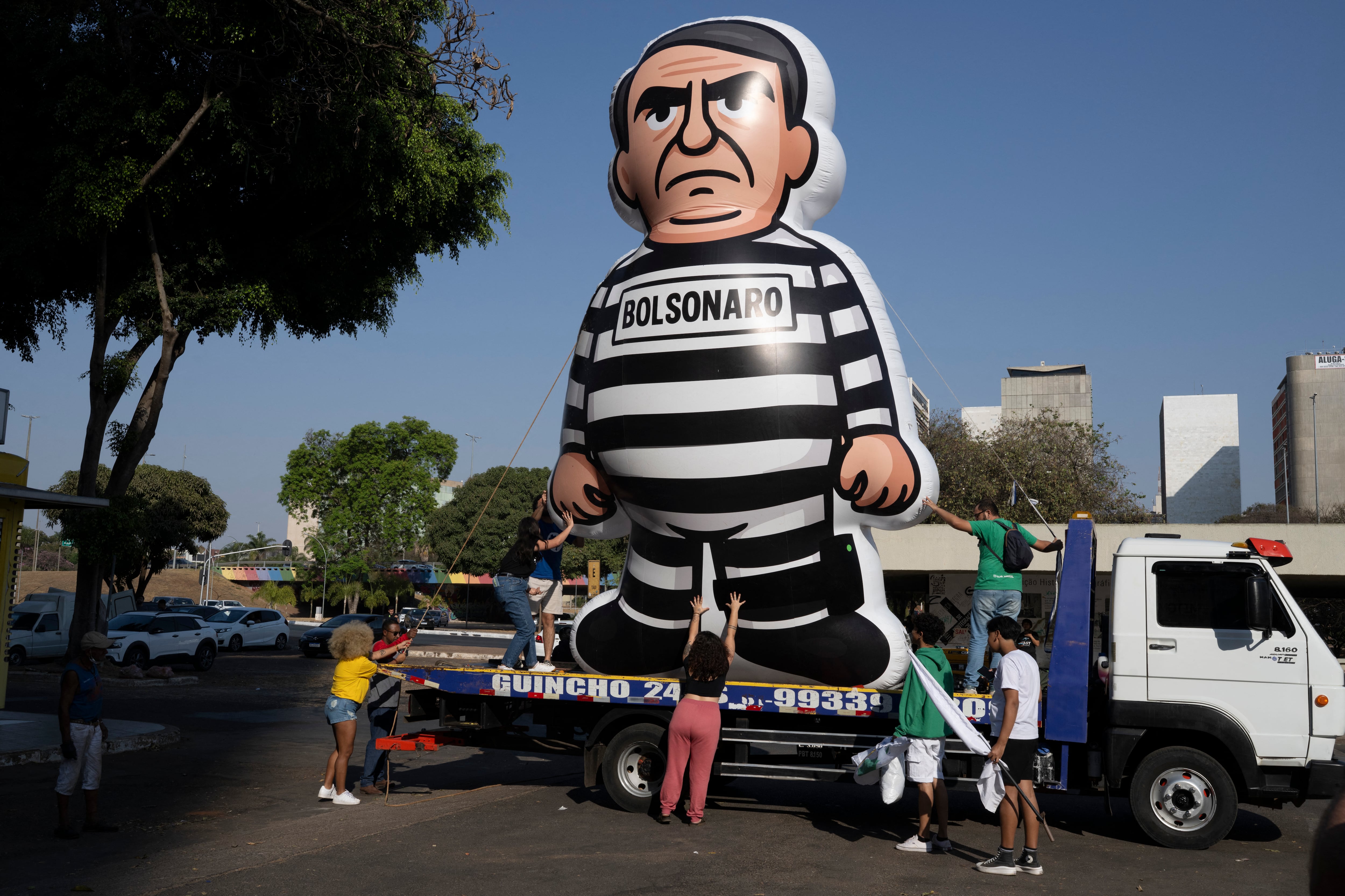Estudiantes exhibieron un muñeco inflable de Bolsonaro con ropa de recluso en Brasilia