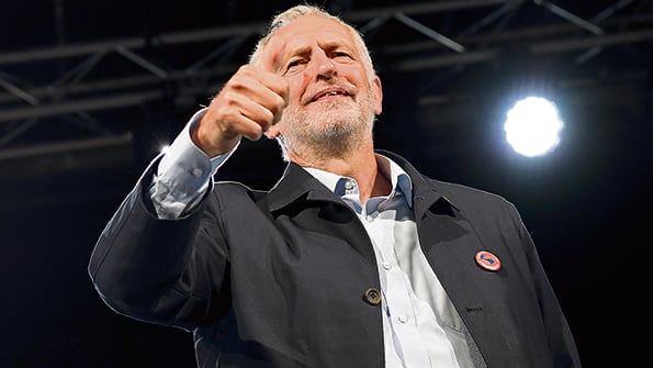 Corbyn gesticula a la tribuna después de hablar en un acto laborista ayer en Liverpool.