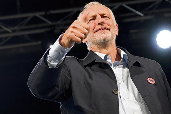 Corbyn gesticula a la tribuna después de hablar en un acto laborista ayer en Liverpool.