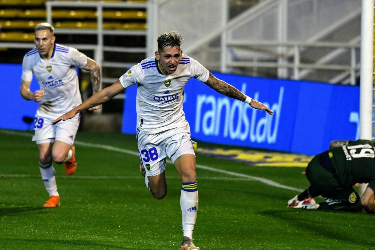 El juvenil Vázquez sale disparado a festejar el primero de Boca