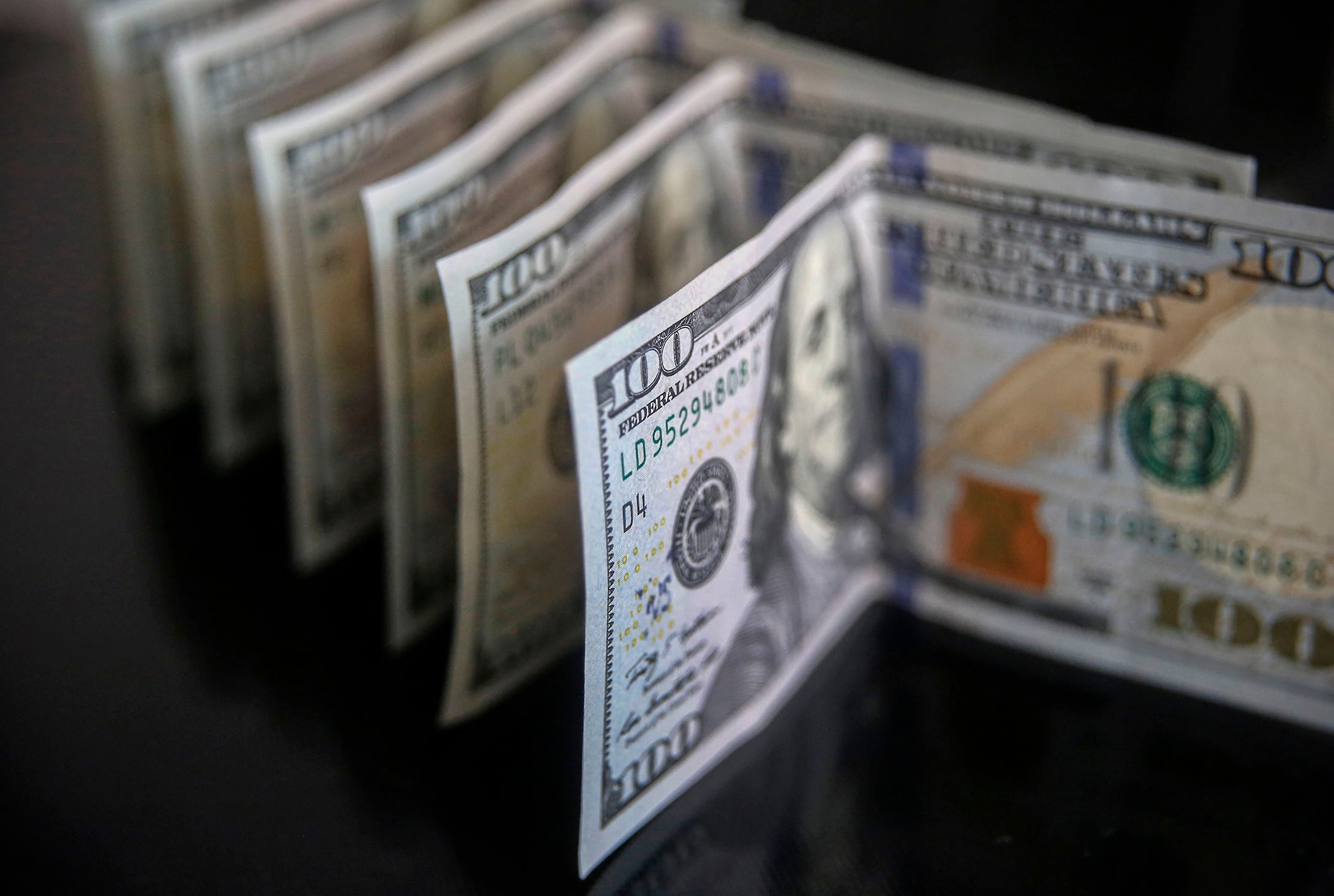 Las opciones frente al dólar: administrar o devaluar. 