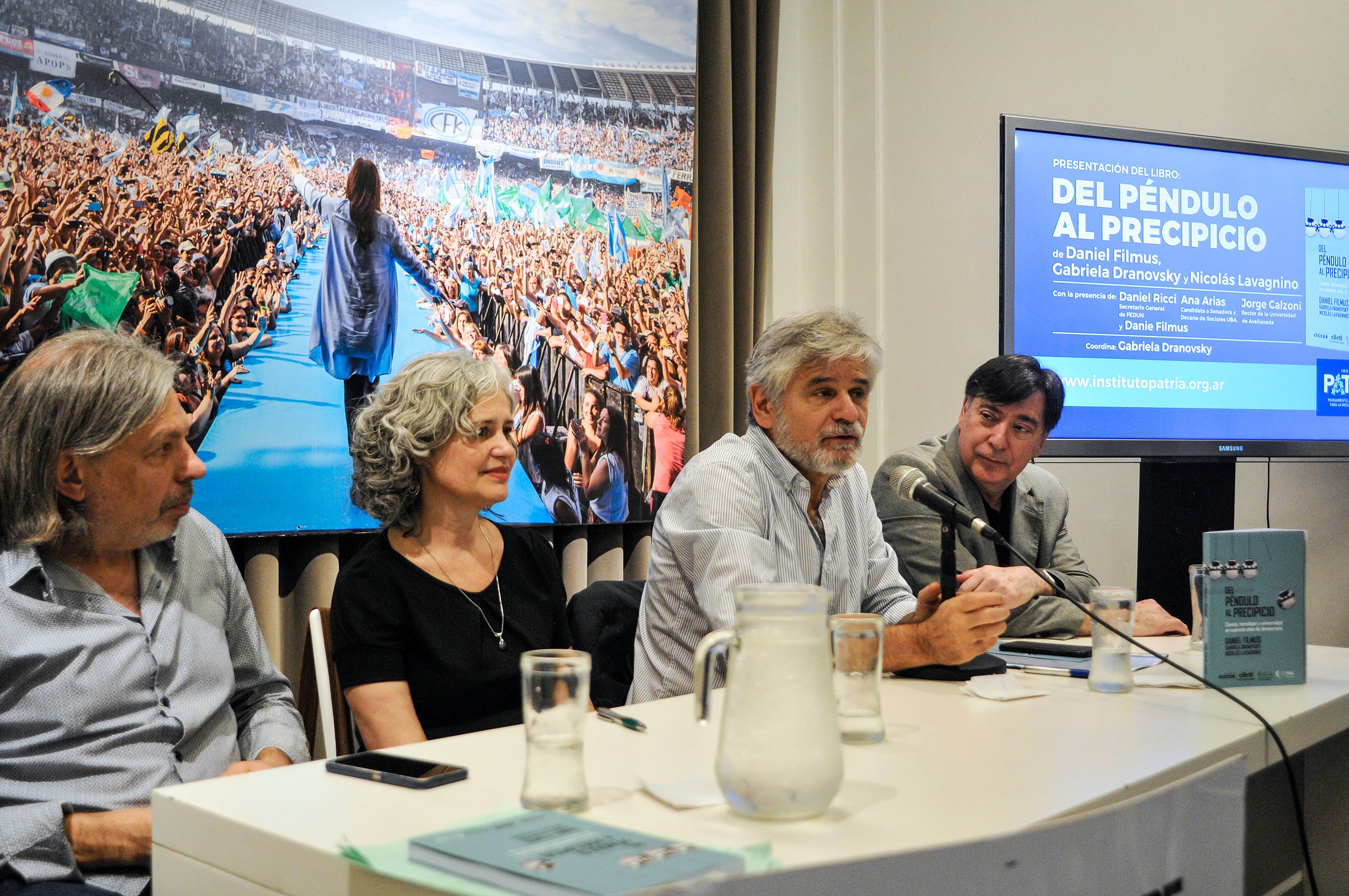 Una mesa intelectual para un libro de peso.