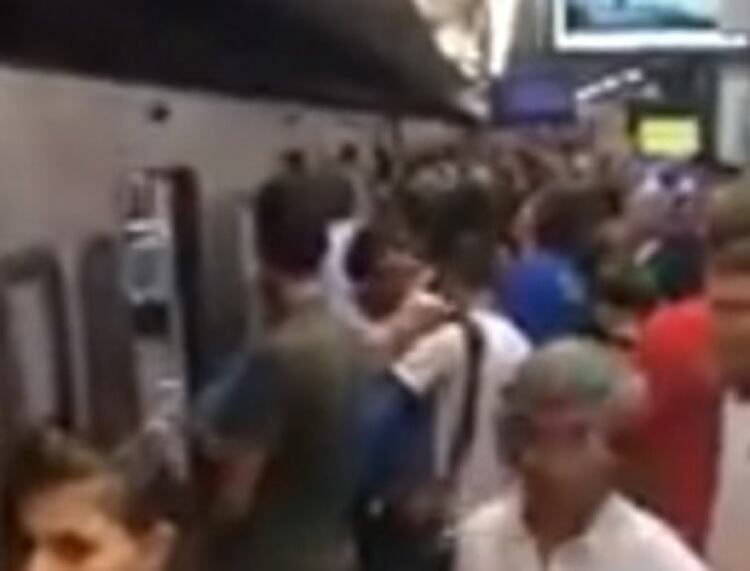 Hasta de varios metros bajo tierra emergen insultos al Presidente.