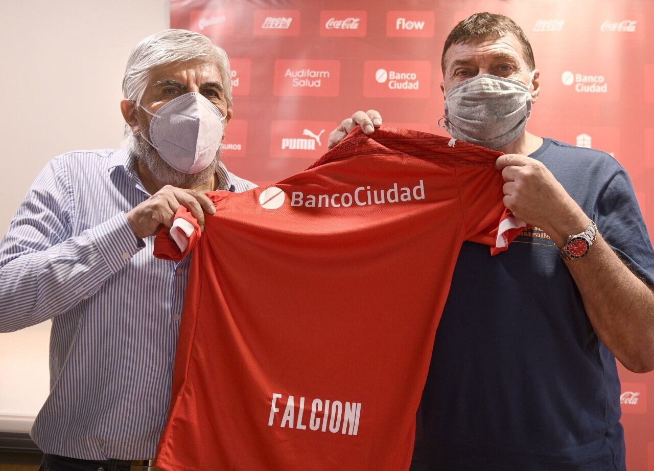 Moyano presenta a Falcioni, flamante DT del Rojo.