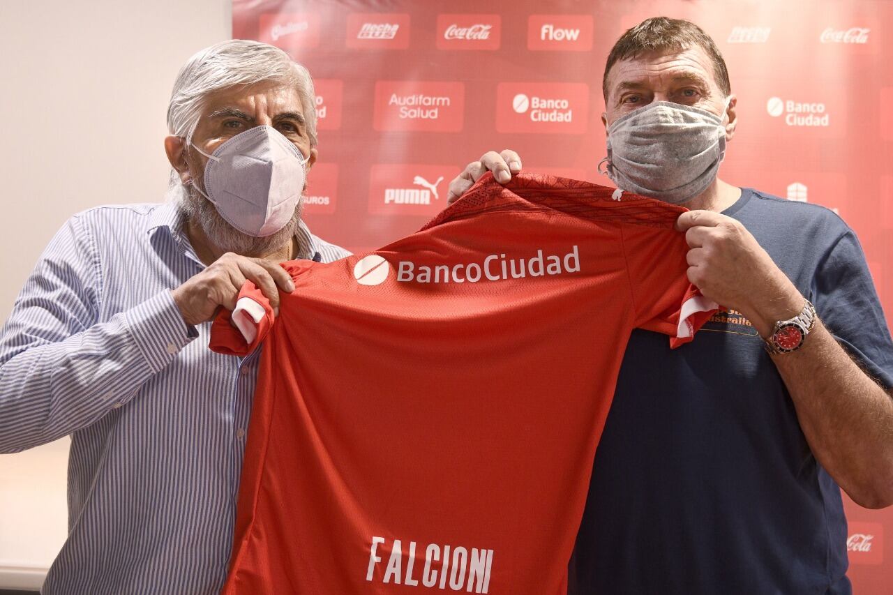 Moyano presenta a Falcioni, flamante DT del Rojo.
