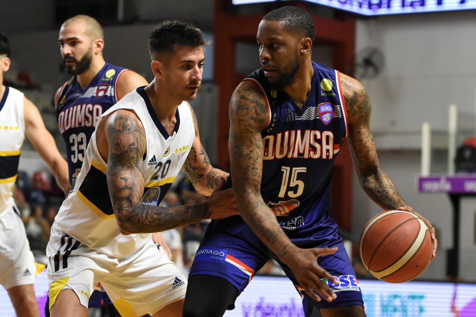 El estadounidense Brandon Robinson vs. Leonel Schattmann durante la fase regular.