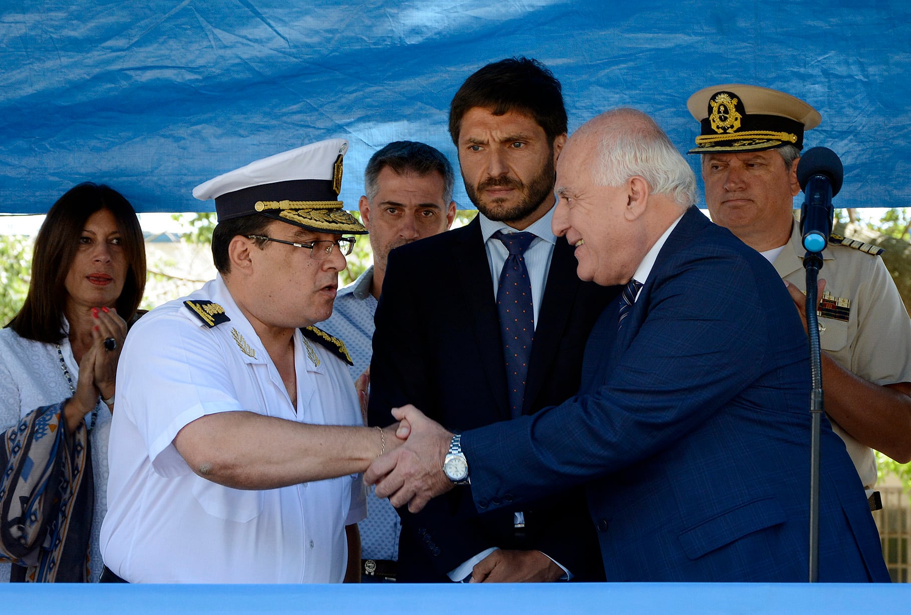 Lifschitz saluda a Marcelo Villanúa en el palco compartido con el ministro Pullaro.