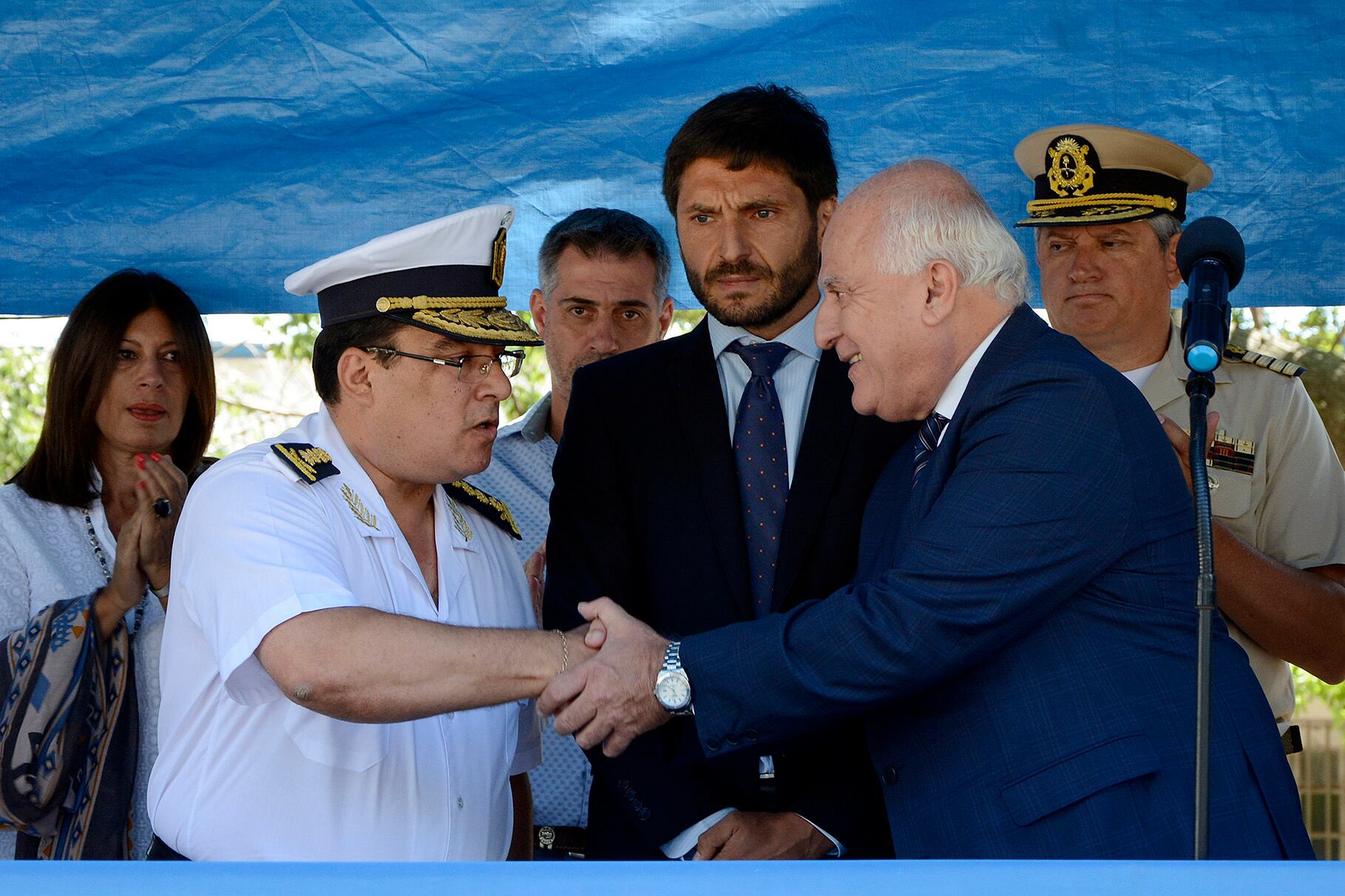 Lifschitz saluda a Marcelo Villanúa en el palco compartido con el ministro Pullaro.