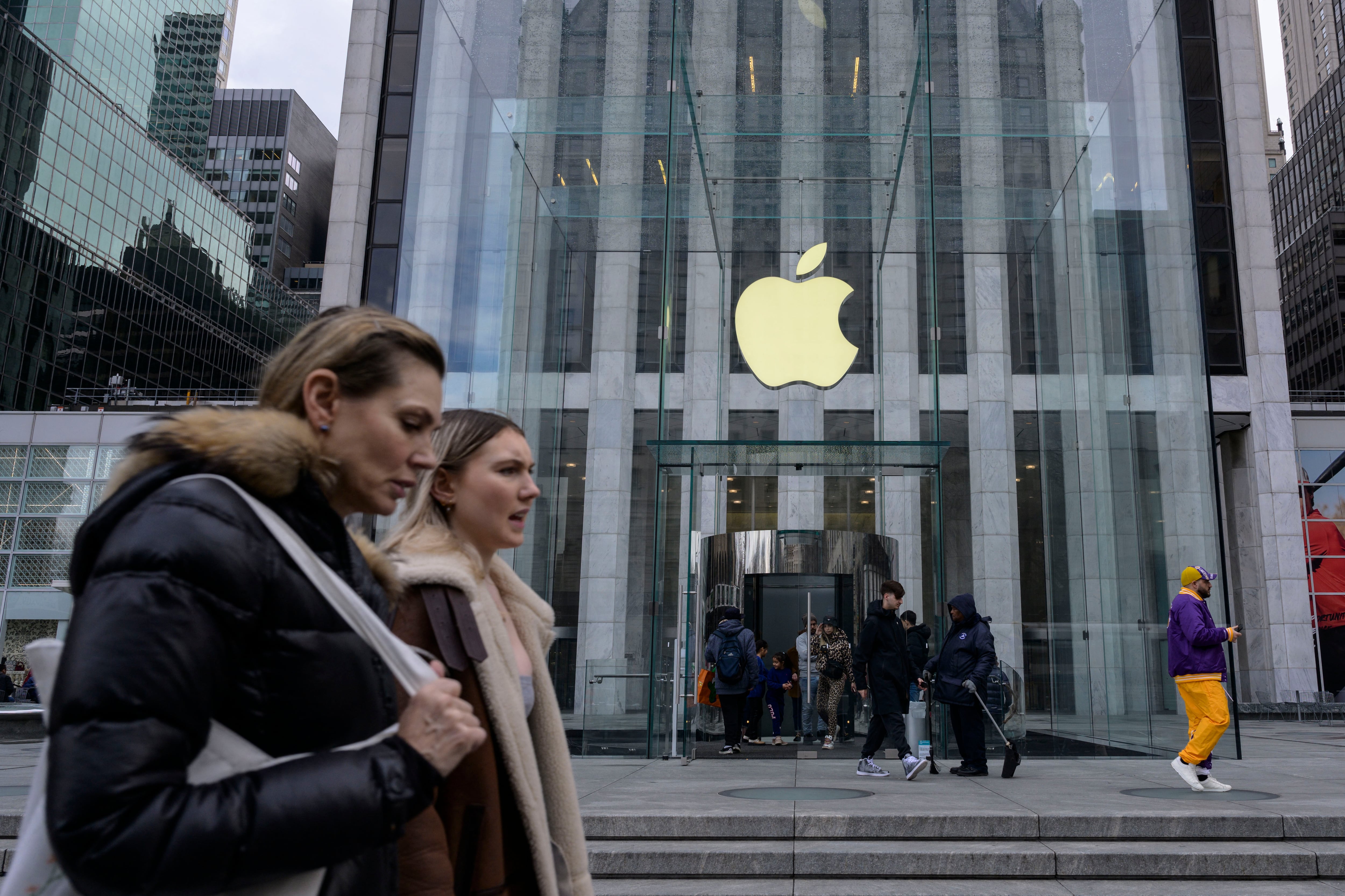 Varios trabajadores también han presentado cargos acusando a Apple de violaciones de la ley laboral en al menos seis tiendas de Estados Unidos. (Foto: Angela Weiss/AFP)
