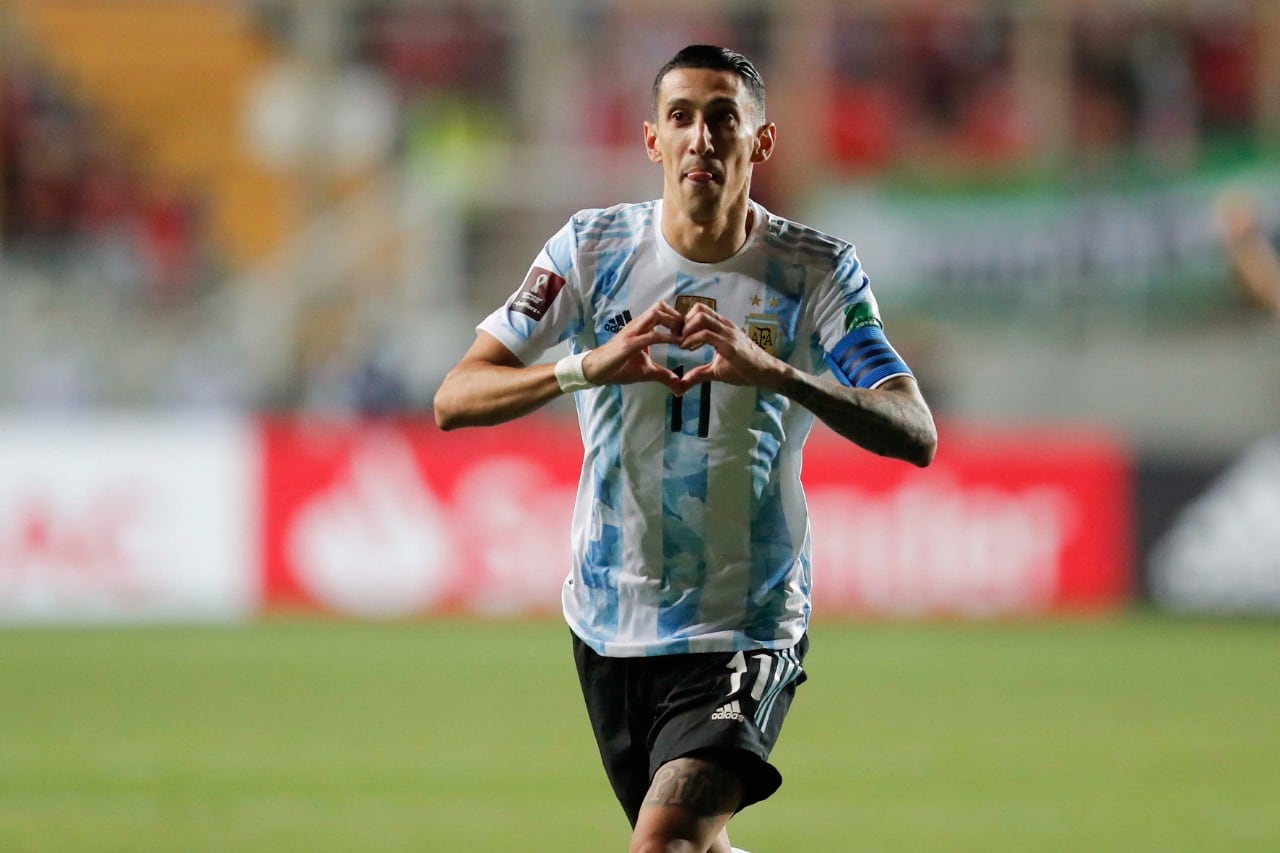 Di María festeja su gol, el primero de la noche en Calama.