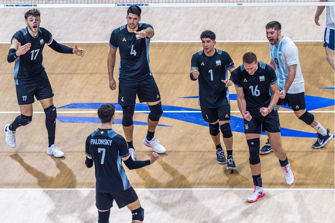 Todos festejan el punto de Palonsky.