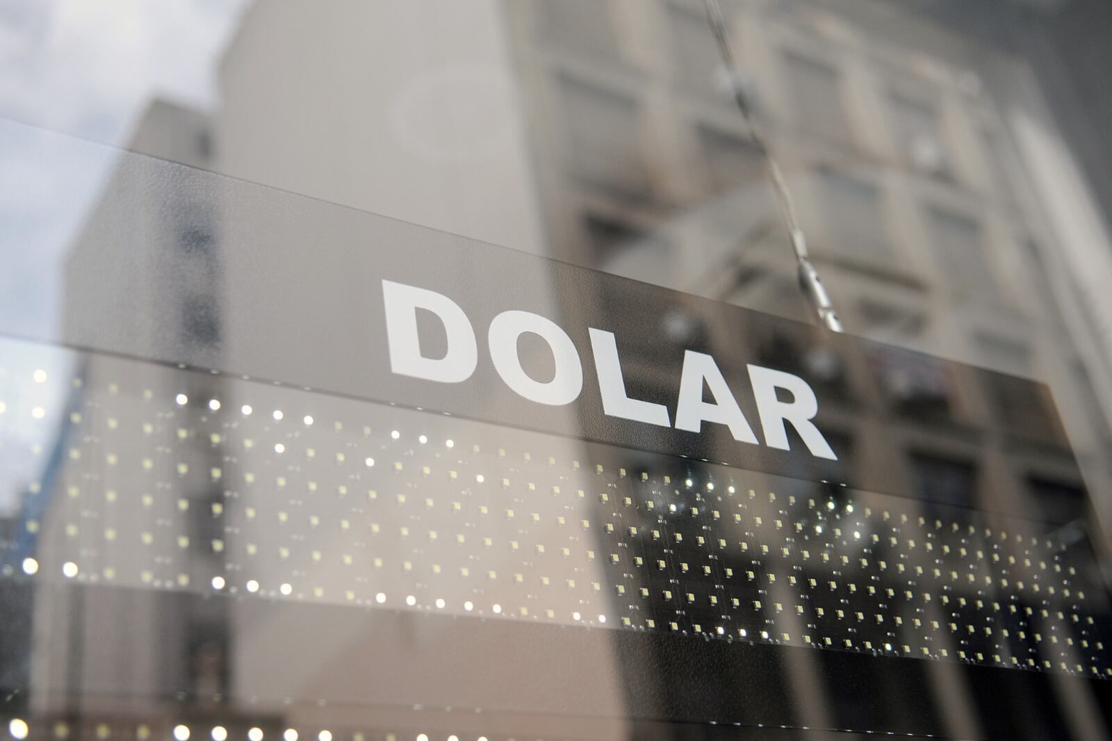 La cotización del dólar blue cerró a 720 pesos, lejos de los 800 pesos de las pasadas jornadas pánico cambiario.