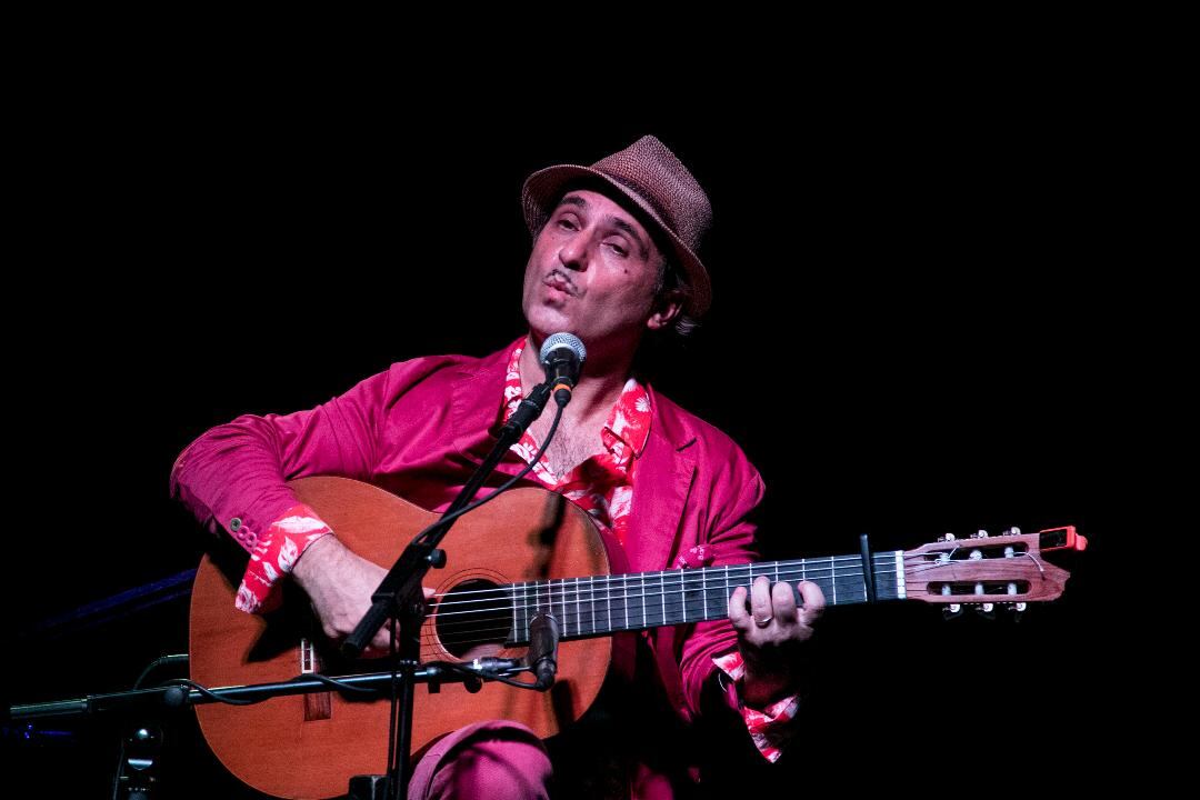 Chambouleyron vive de aquí para allá, entre la Argentina y Francia.  