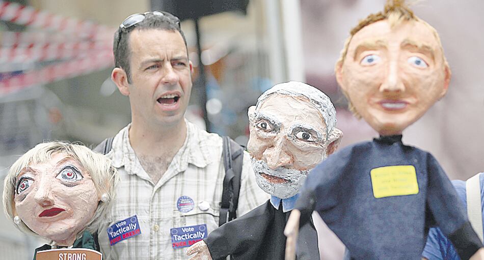 Marionetas de los candidatos Theresa May, Jeremy Corbyn y Tim Farron.