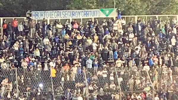 La enorme bandera en la cancha de Gimnasia y Esgrima.