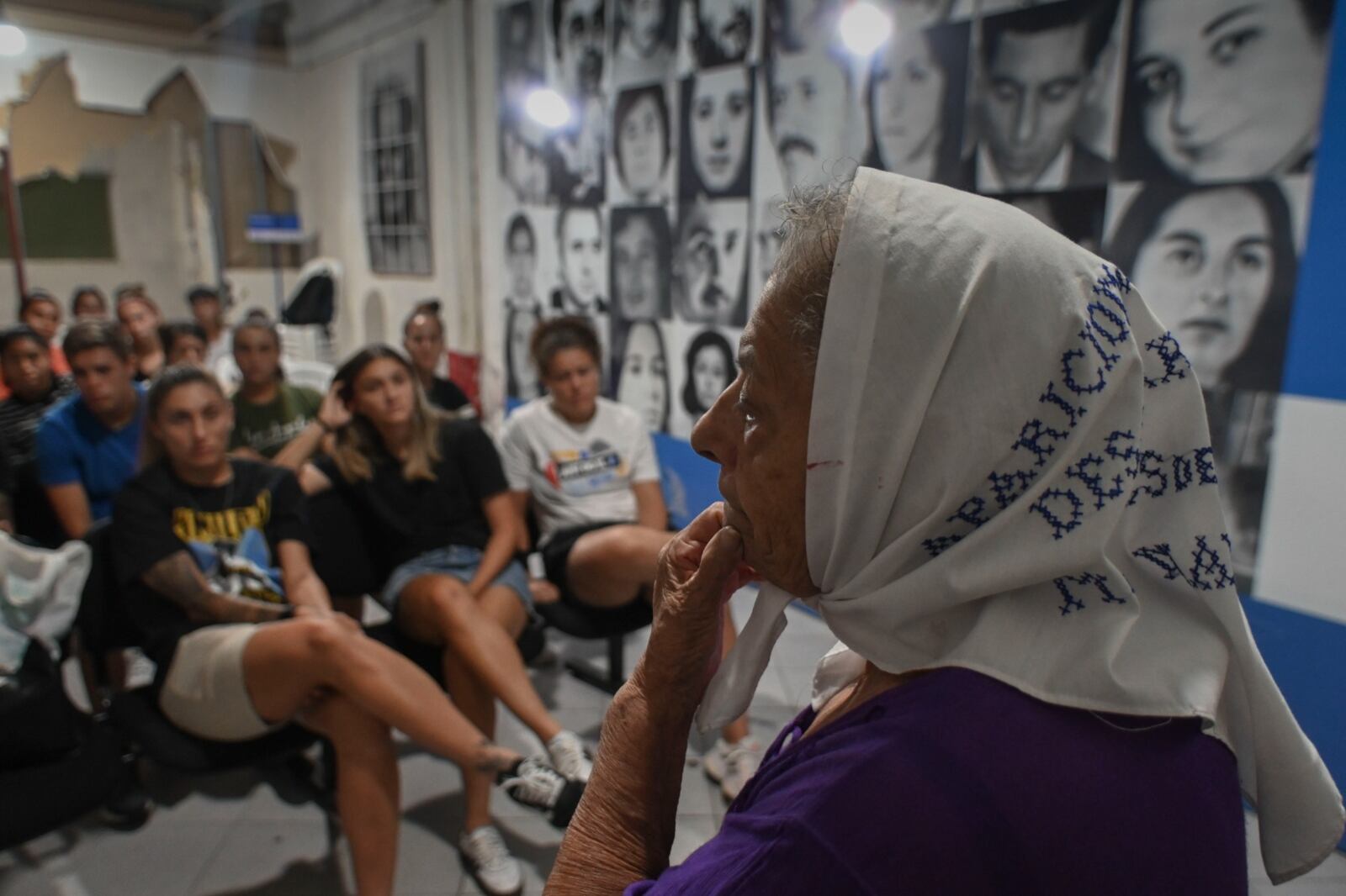 Las jugadoras de Racing escuchan a Carmen Guede. Este sábado enfrentan a UAI Urquiza por el torneo de Primera, a las 17 en Avellaneda