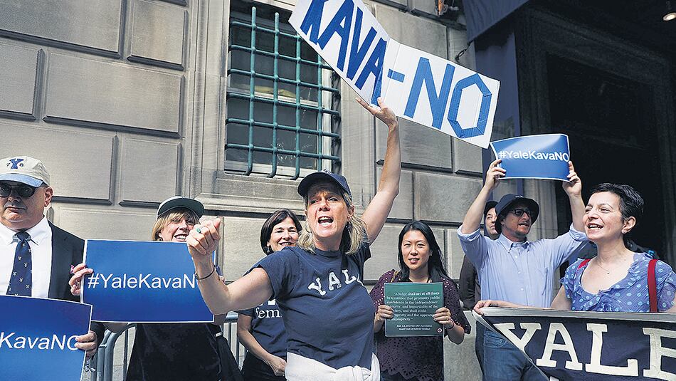Ex alumnos de Yale protestan contra la nominación del juez Kavanaugh a la Corte Suprema.