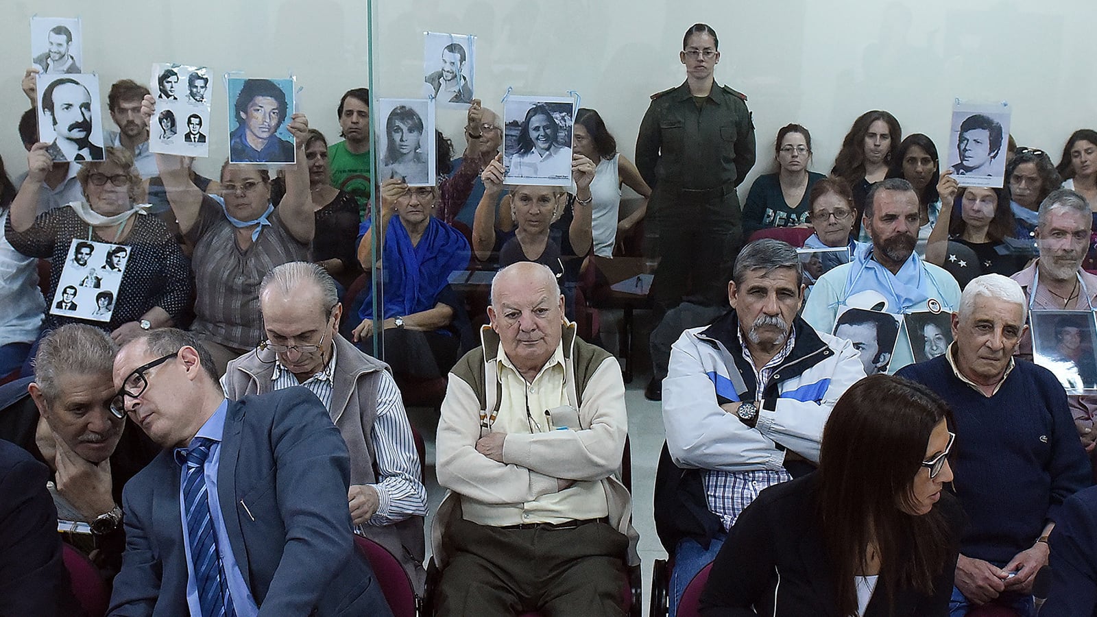 A los 13 acusados por delitos contra 152 víctimas los eximieron de presenciar las audiencias.