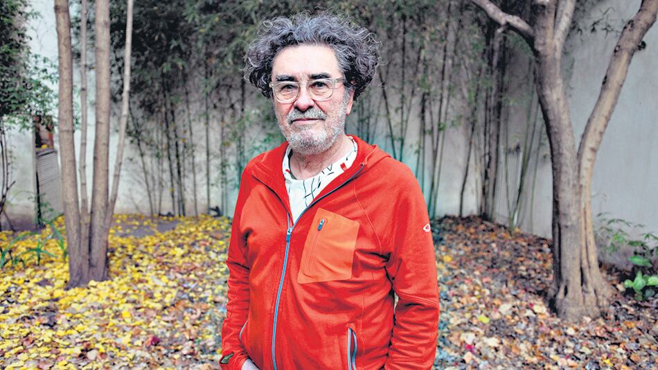 Lima también es autor de Botánica poética, Loro hablando solo y El mercado de las pulgas.