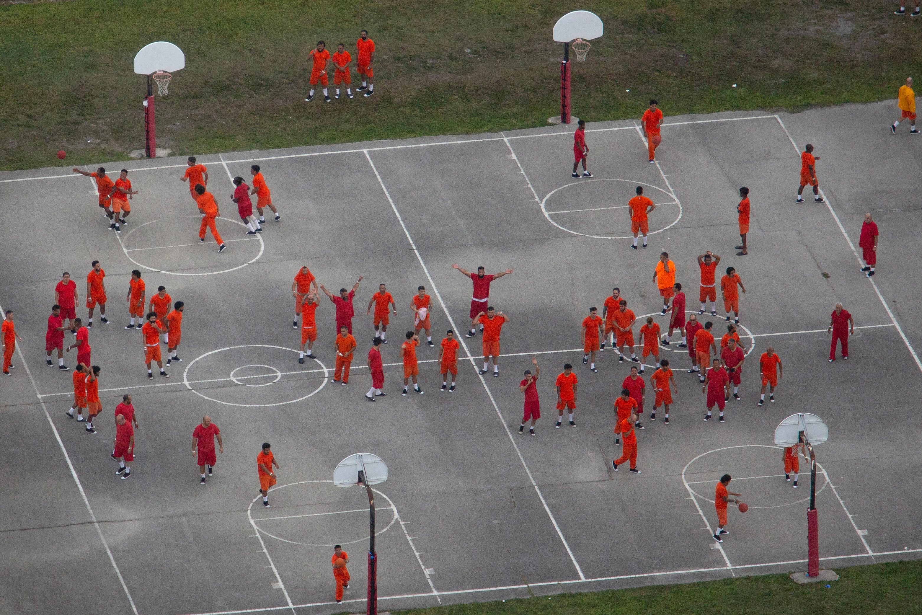 Una vista aérea muestra a varios migrantes detenidos en el Centro de Detención Krome en Miami, Florida