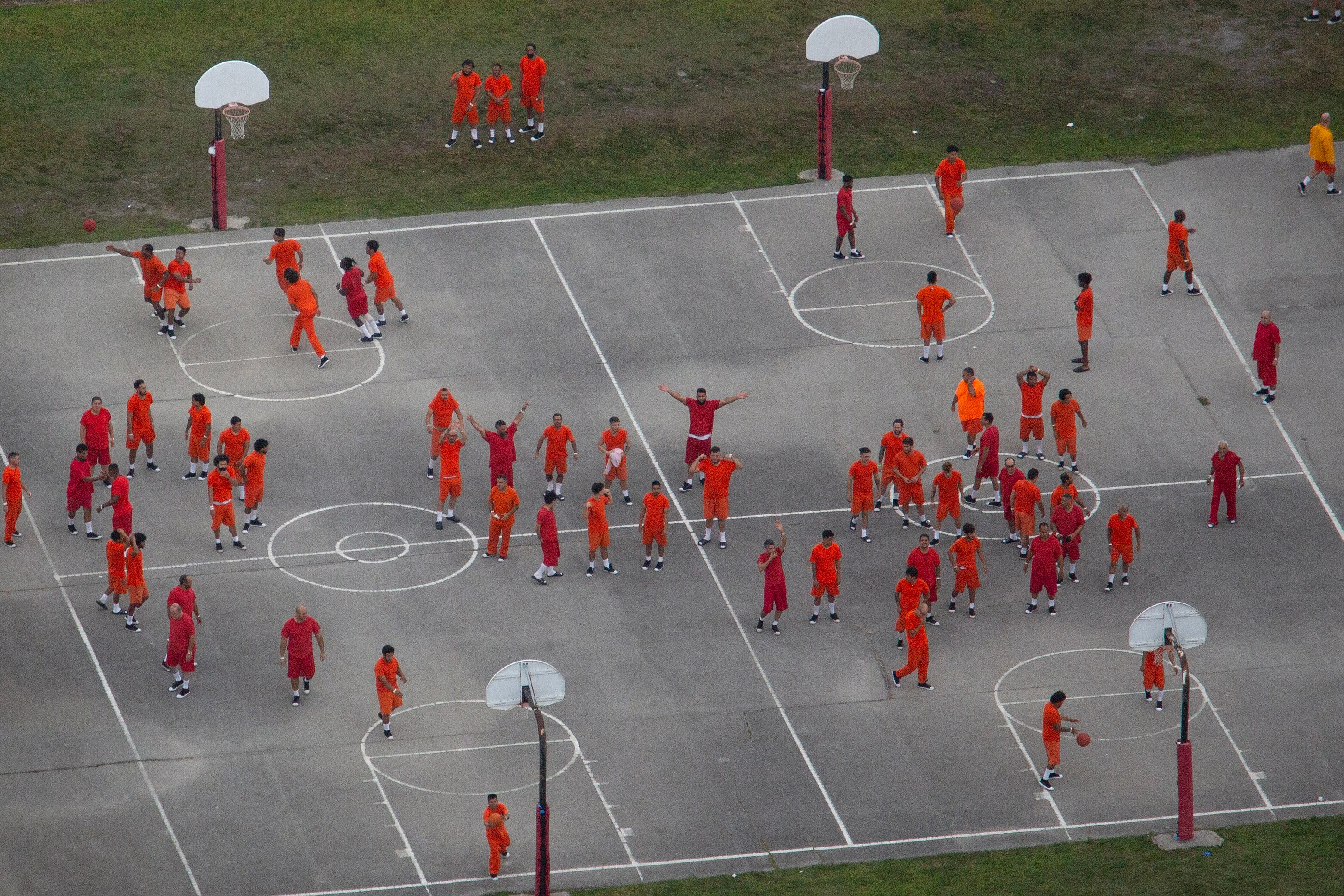Una vista aérea muestra a varios migrantes detenidos en el Centro de Detención Krome en Miami, Florida