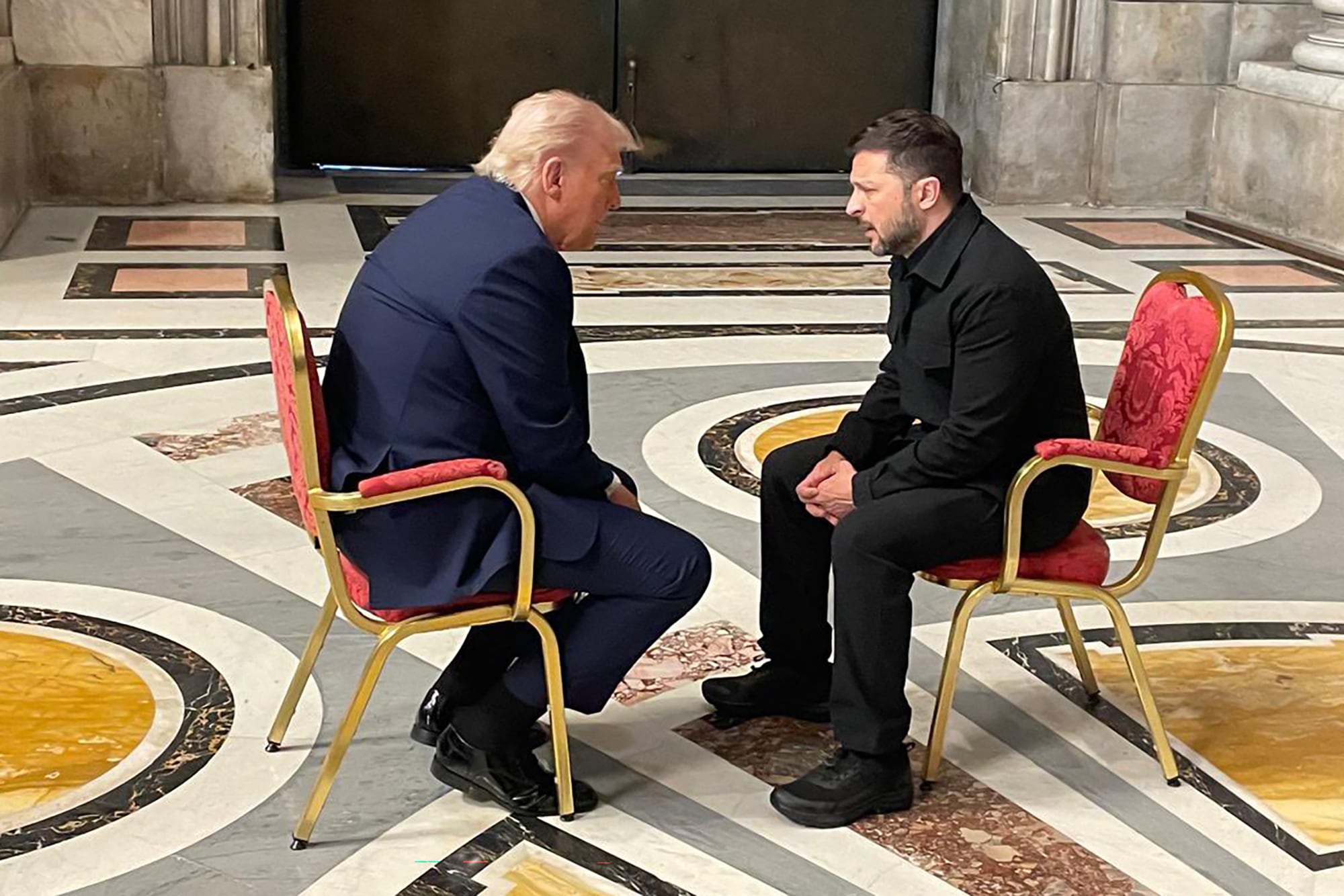 En un principio Trump presionó duramente a Zelenski y se mostró más cercano a Putin