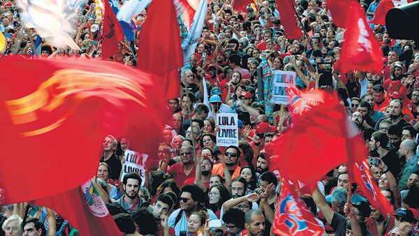 Acompañado por miles de manifestantes, Lula esperó una detención que al menos ayer no se cumplió.