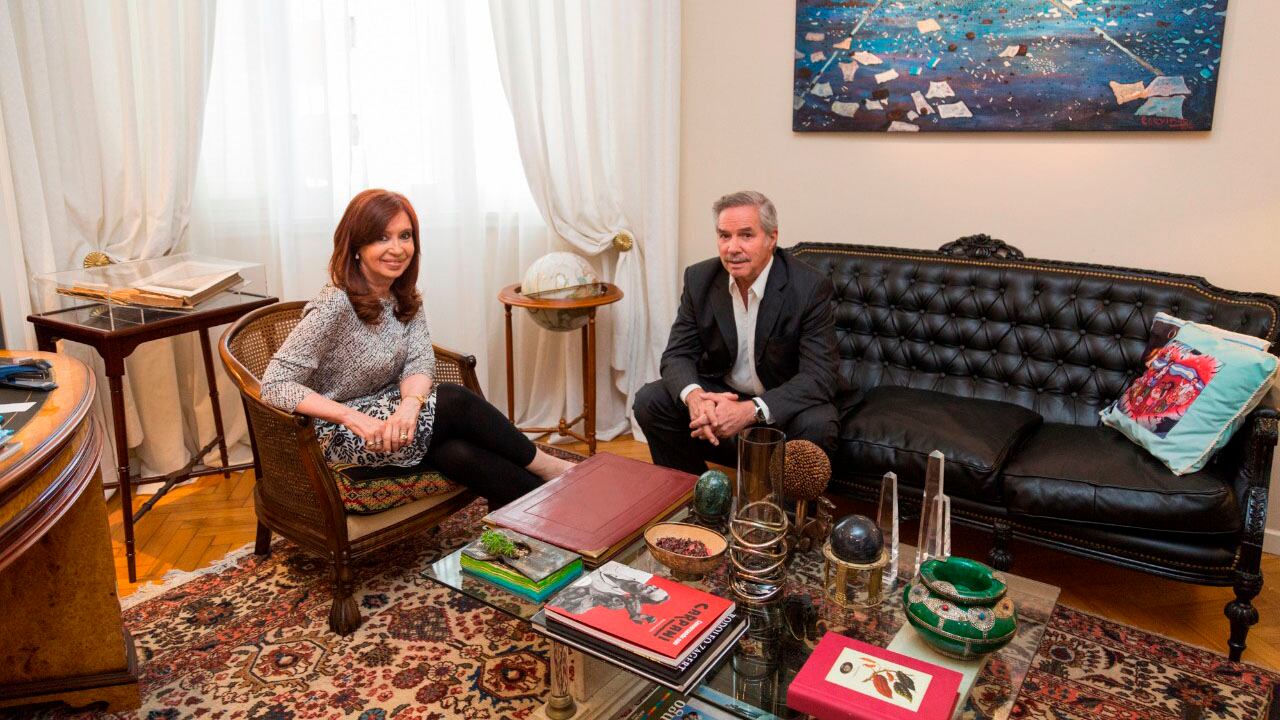 Cristina Kirchner recibió el lunes a Felipe Solá en su departamento.