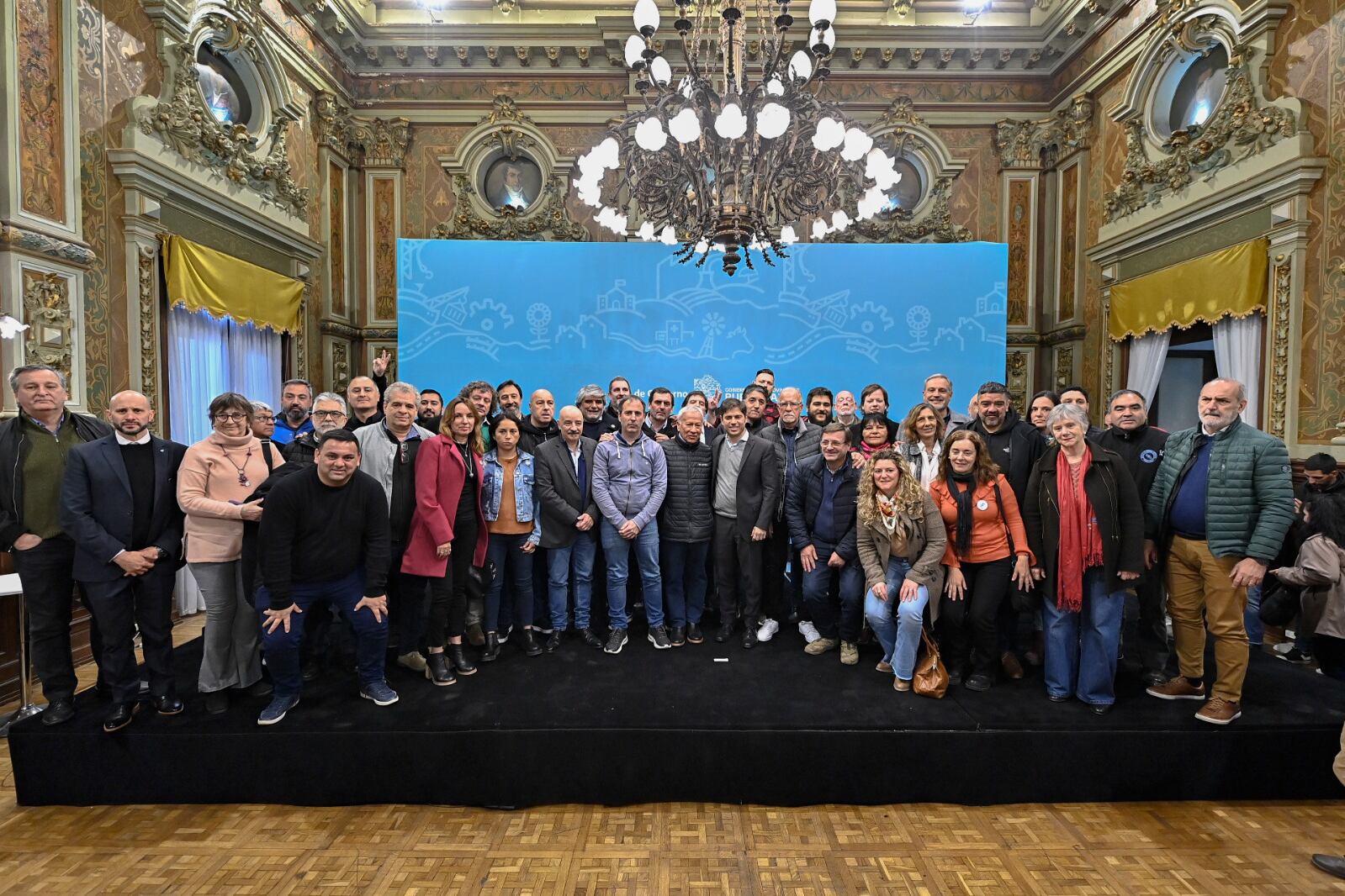 Funcionarios y representantes sindicales tras el acto en el Salón Dorado. 