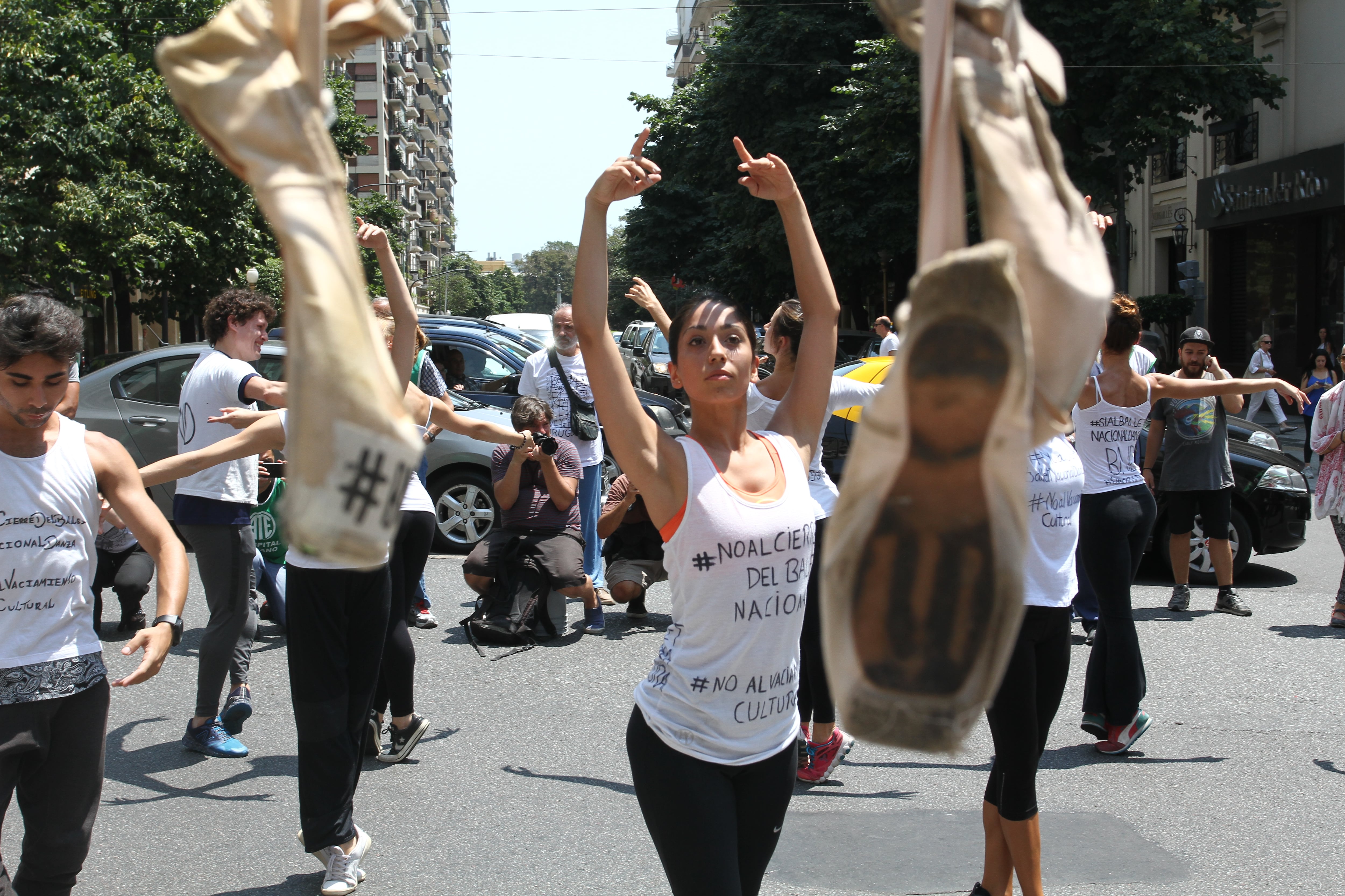 En Alvear y Callao, los bailarines manifestaron su "angustia" frente al cierre del BND.
