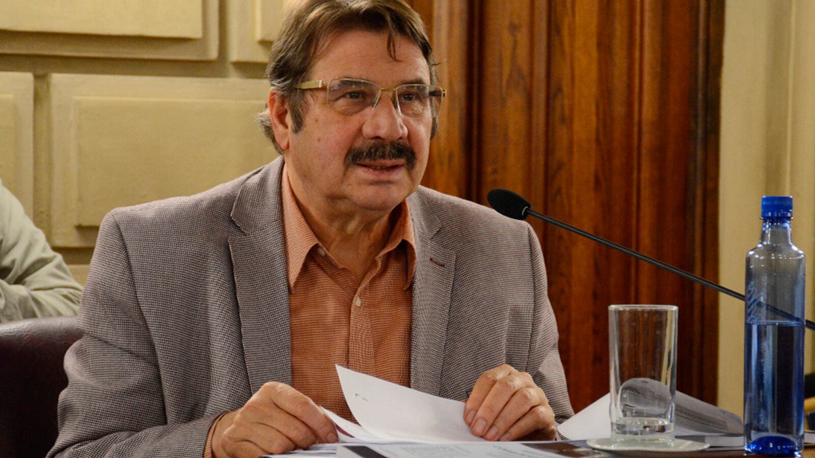 Rosconi no quiere involucrarse en la interna justicialista, y prefiere jugar por afuera.